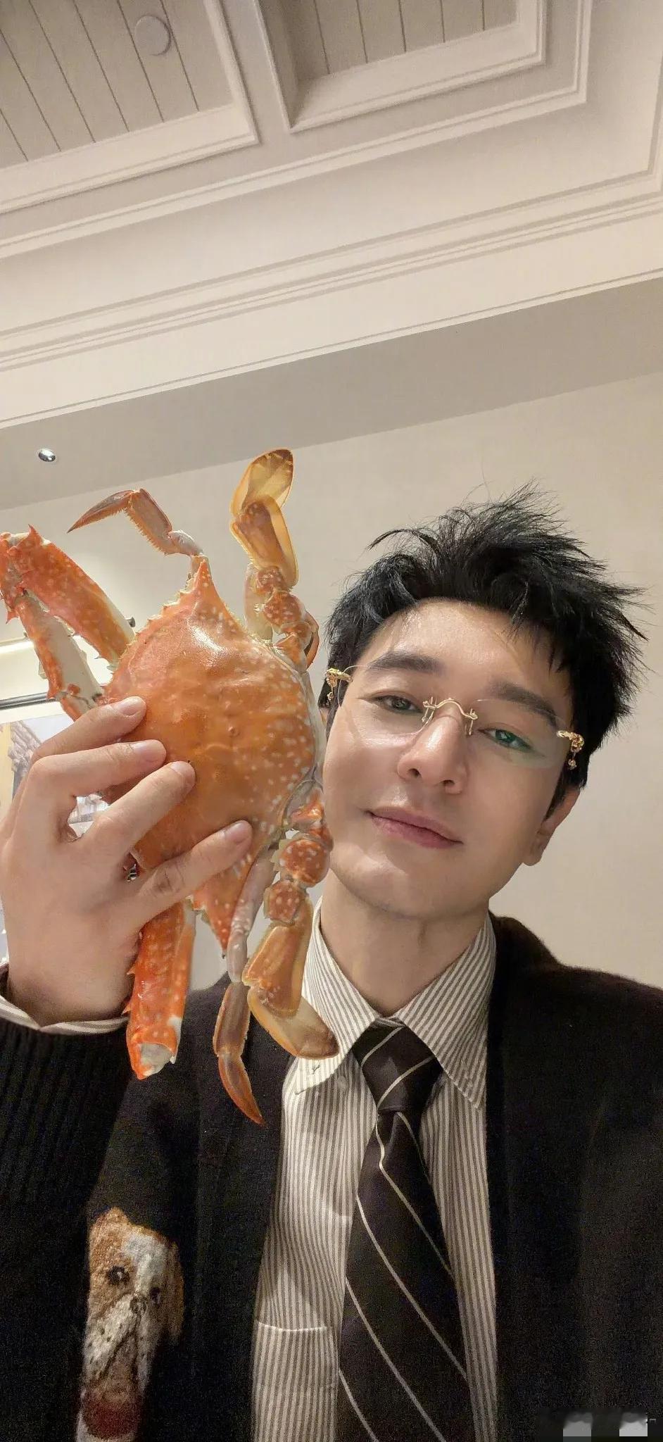今年的螃蟹特别贵，比去年贵了不少，但对于明星来说，别说螃蟹就是山珍海味，也跟吃米