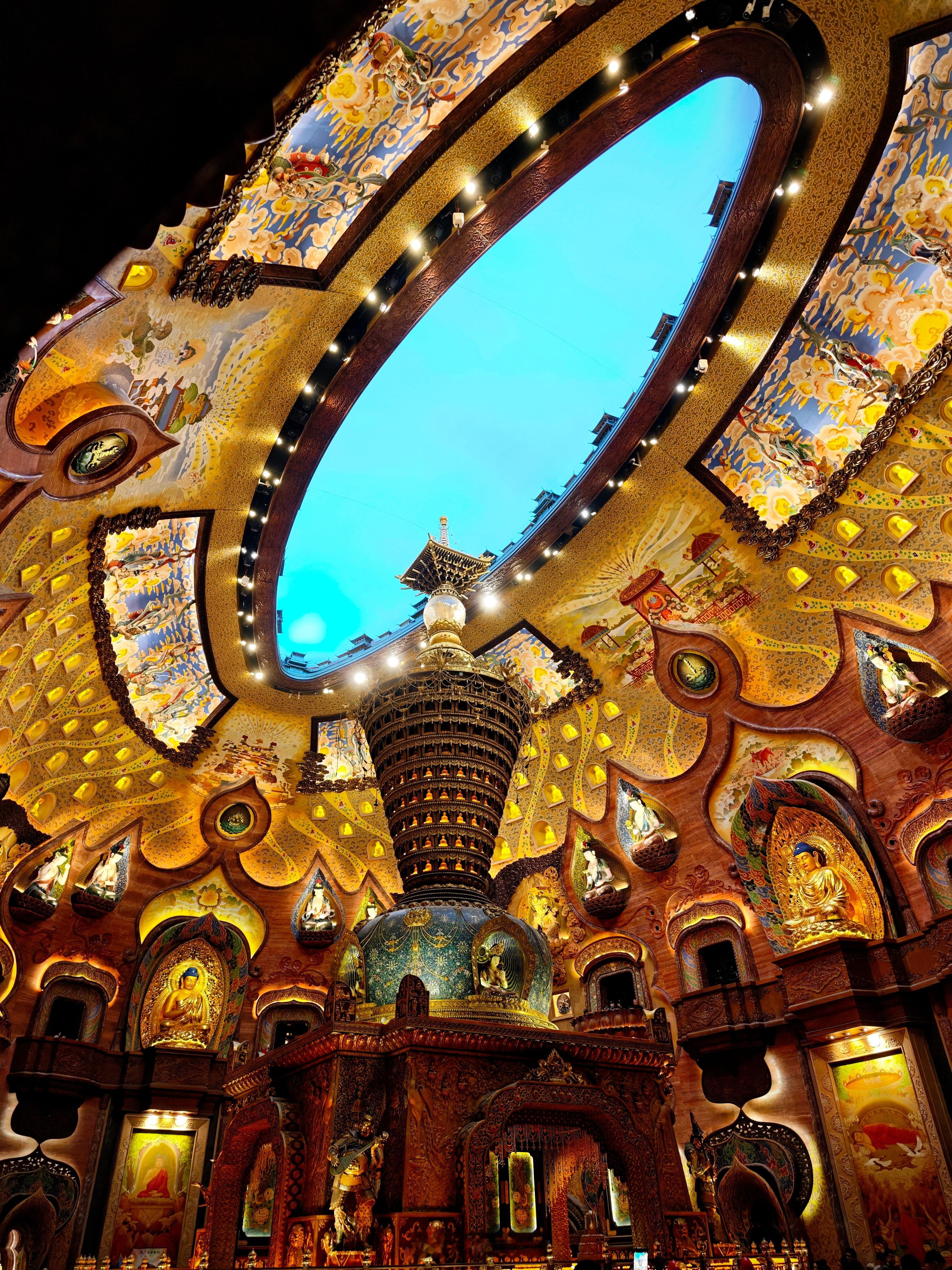 心若宁静，岁月生香；放下执念，前路敞亮。多些包容，少些计较，知足常乐。早安！ 