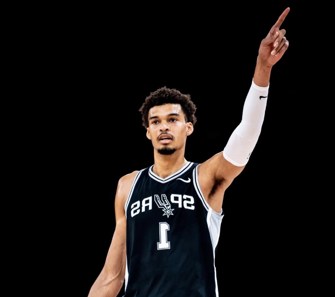 文班亚马的扣篮技术，那可真是天赋异禀到了极致，仿佛老天爷追着给他“喂饭吃”。他拥