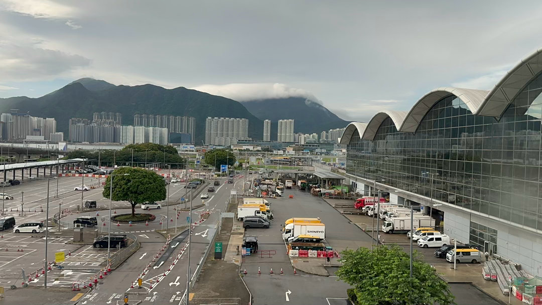 在暴风雨影响航班前，我们回到了上海