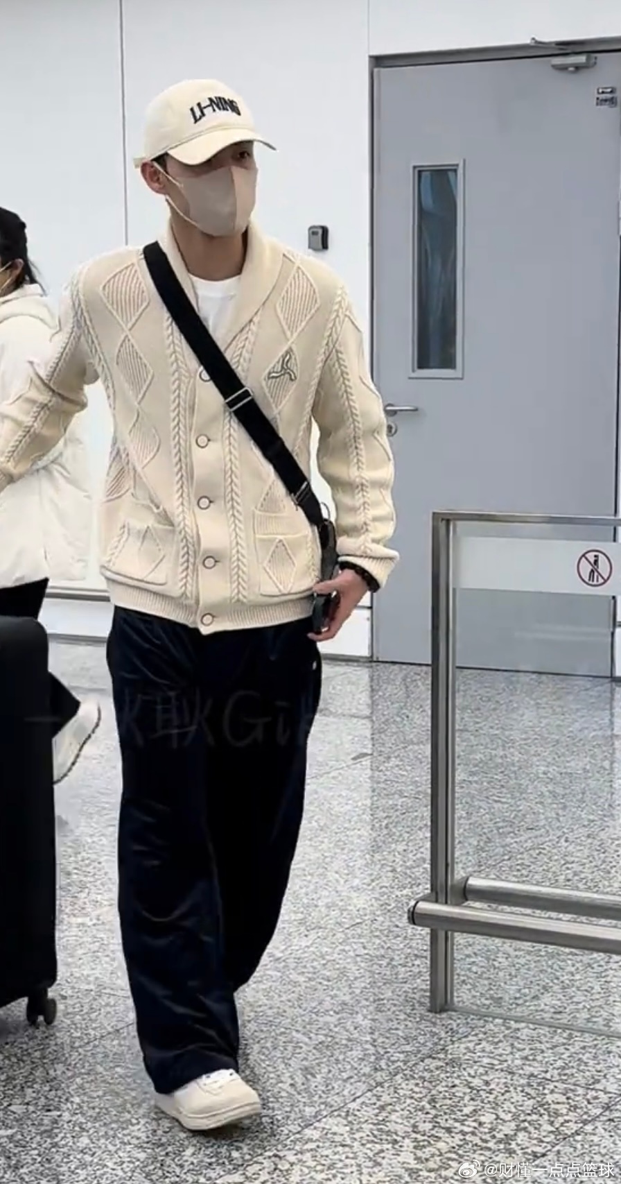 徐杰一身休闲装现身机场，米白针织开衫搭配黑色丝绒裤，简约又不失质感，轻松抵达浙江