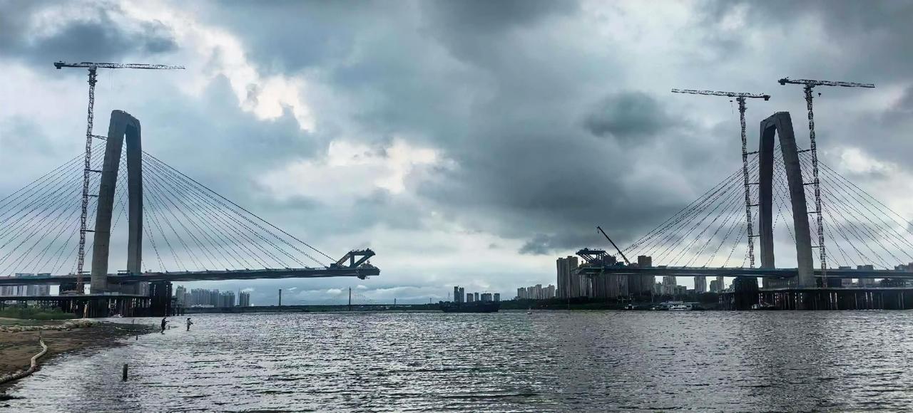 即将合拢的蚌埠淮河延安路大桥！