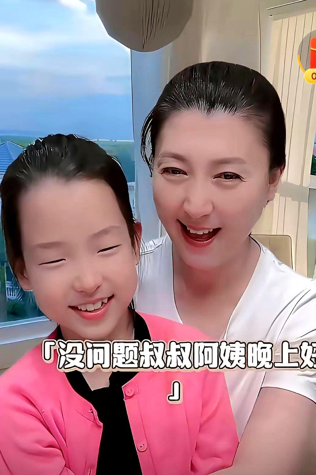 闫学晶那双忽闪的大眼睛，没传给任何一个孩子。
 
儿子林傲霏，脸盘圆润随妈，可那