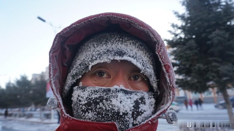 零下34℃到底有多冷：毛巾能站住 零下34℃的冷，简直超乎想象。
       