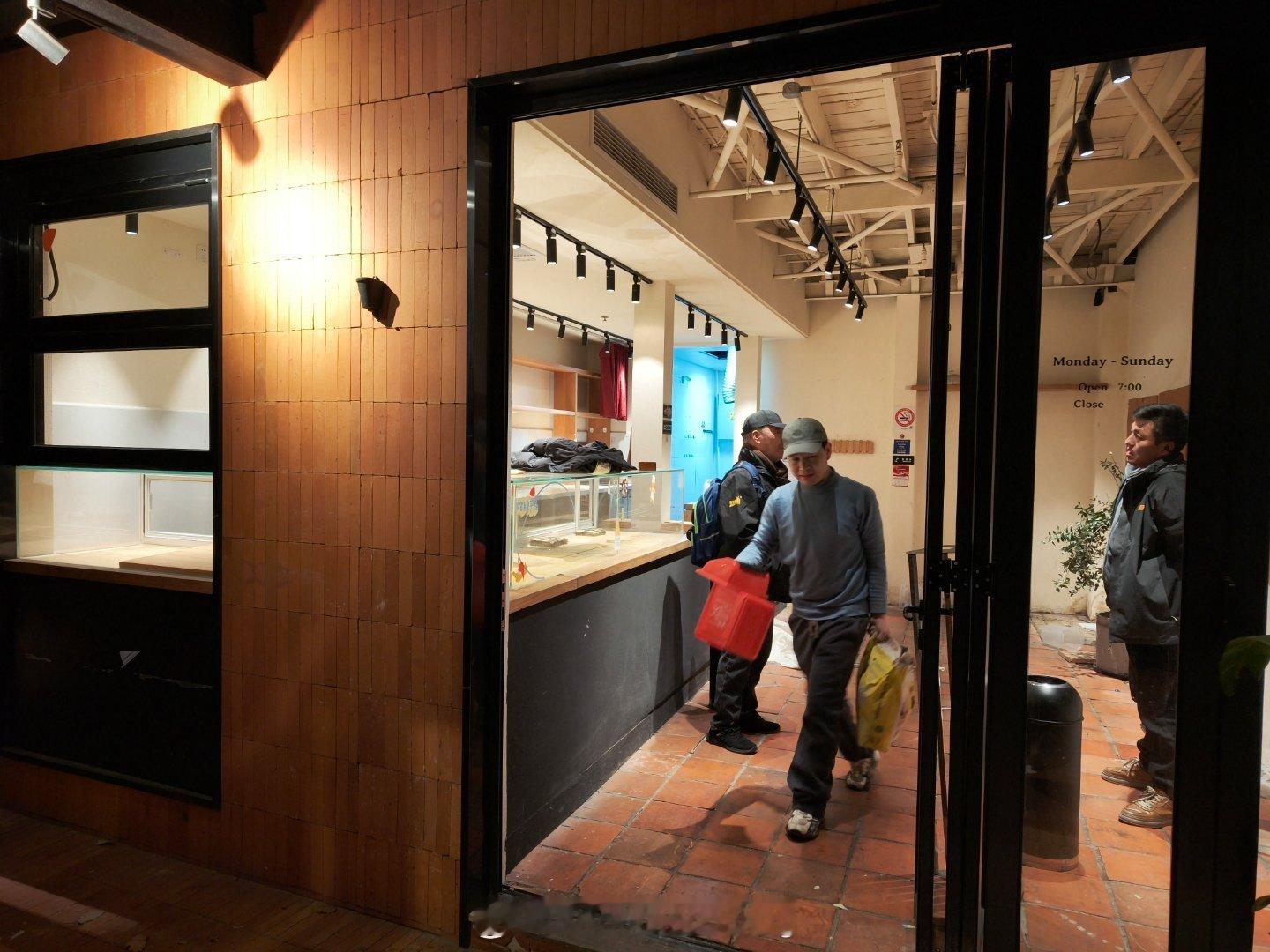 那天看有个谁发微博的我忘了，大概意思就是22年疫情放开之后一波三年租约的门脸会集