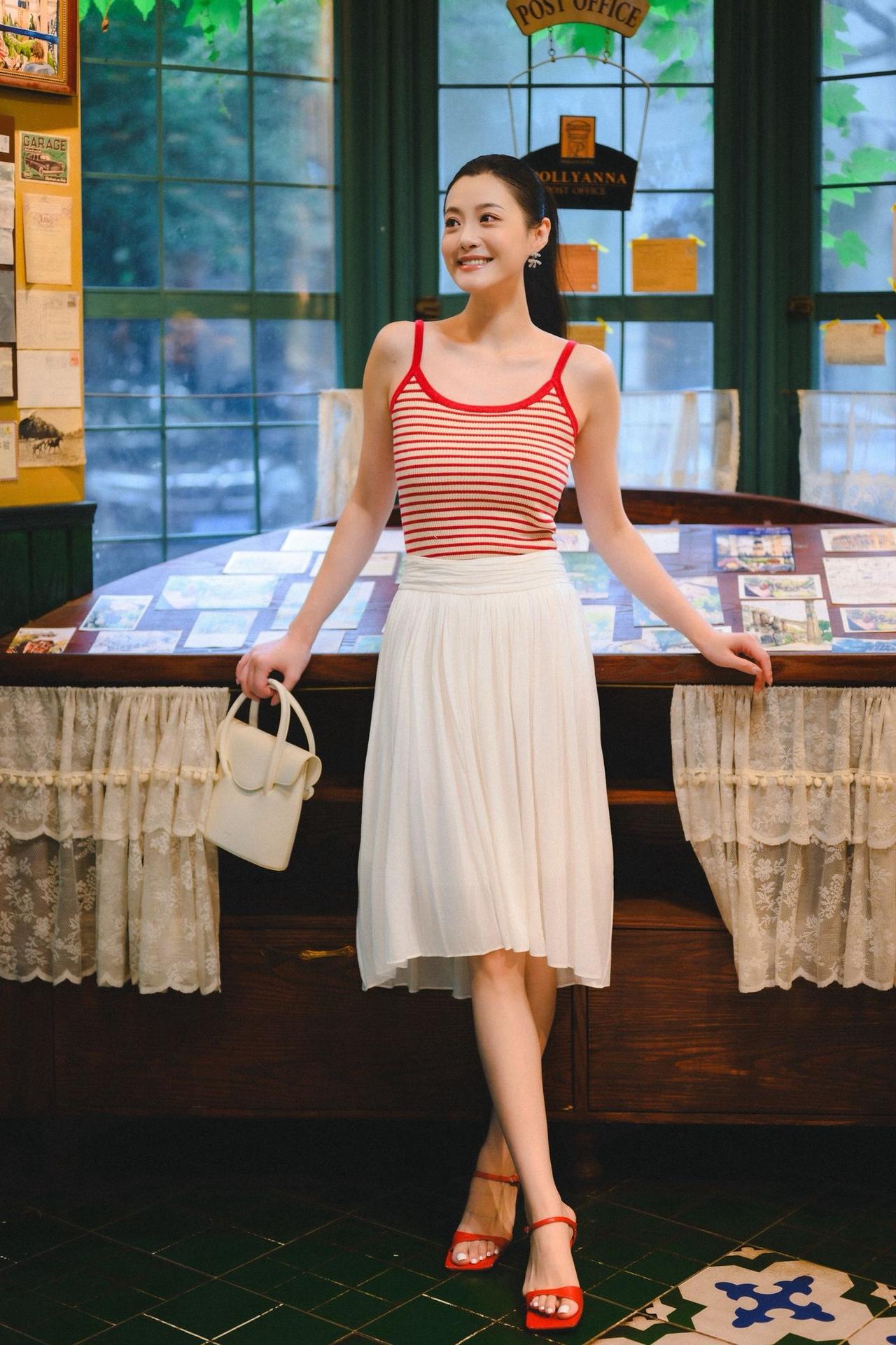 有气质的女人给人什么感觉寻一间复古小店消磨午后，红白穿搭适配整个夏天，随手记录松