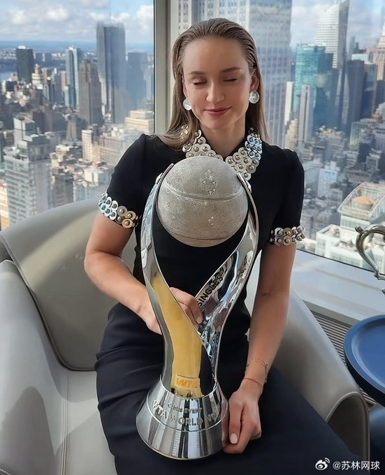 莱巴，世界第一奖杯到手。天下我有。wta[超话]莱巴金娜美网夺冠登顶世界第一 ​