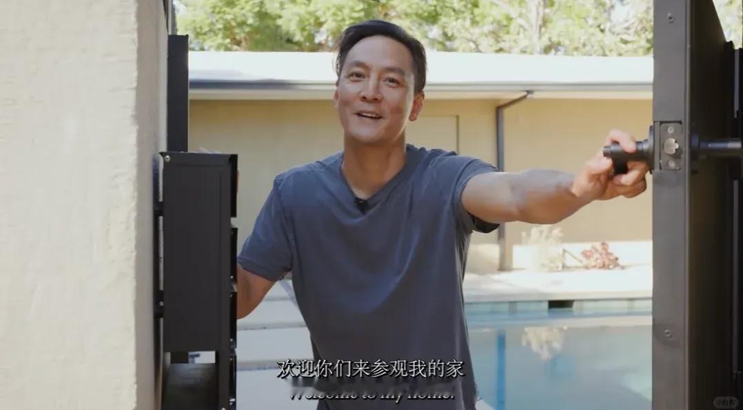 1️⃣ 吴彦祖最近不光靠教英语圈了两千万，他在洛杉矶花三年亲手设计的豪宅也跟着火