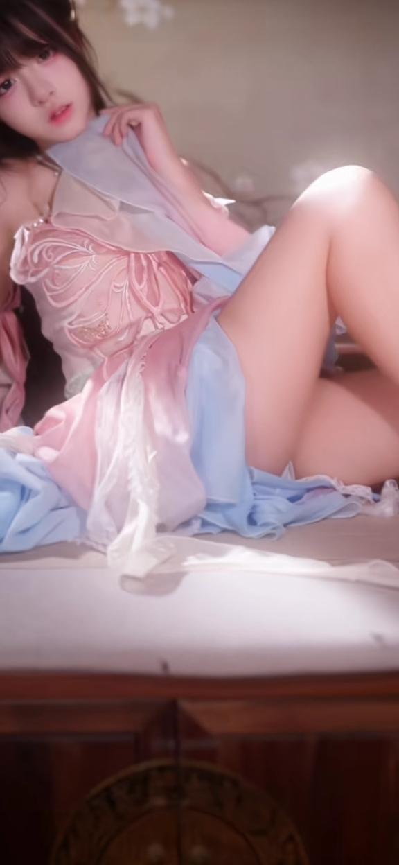 上联：室暖玉榻坐玉女
下联：炉温庭砌裹柔风