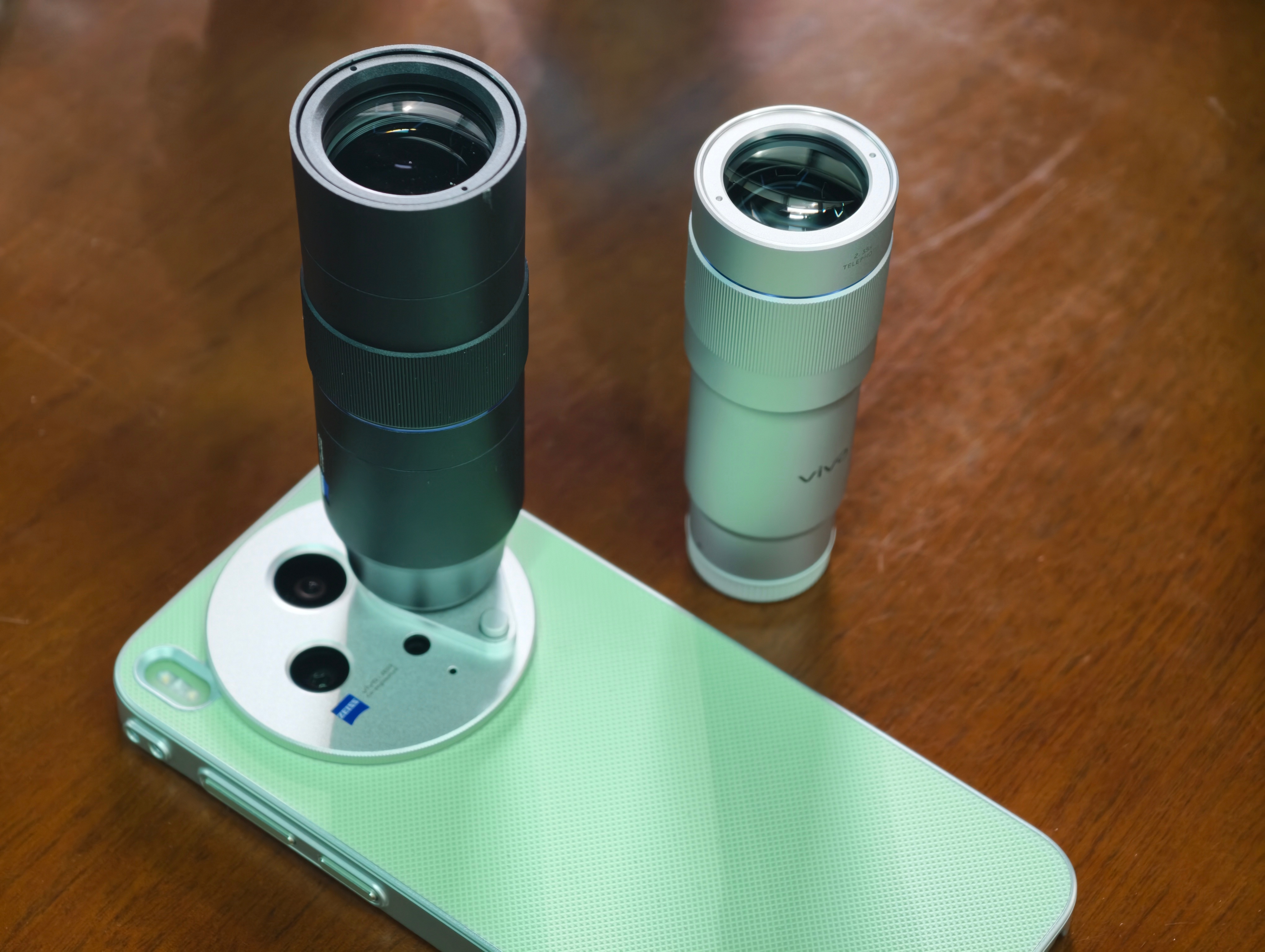 蓝厂增距镜的设计很巧妙，统一了接口，这样上一代vivo X300 Pro上的增距