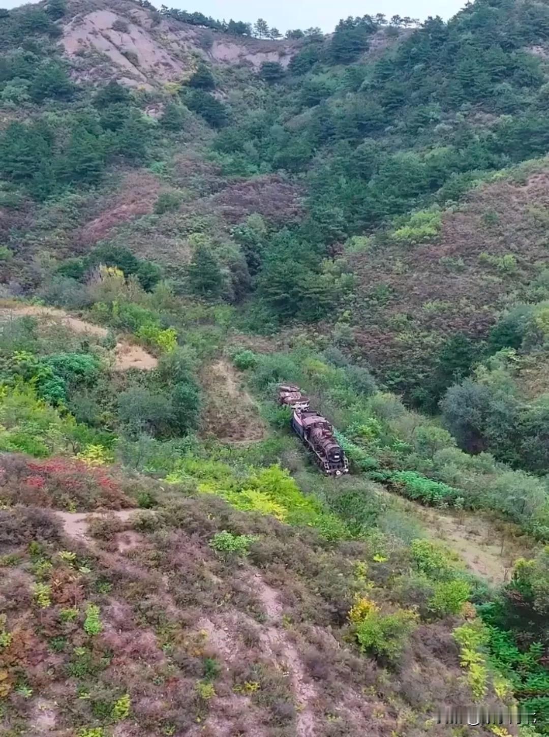 最近一段时间里，有人发现在承德的深山里有一个破旧的蒸汽火车头，最蹊跷的是，这个火