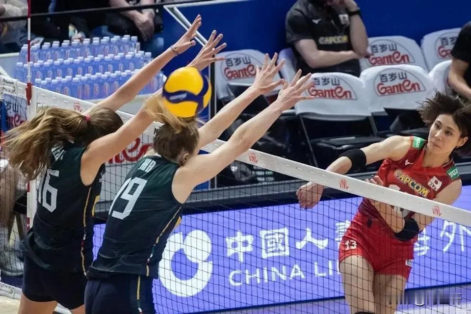 香港站昨日决胜局绝杀时刻，日本女排2-3惜败意大利，五局比分23-25、25-1