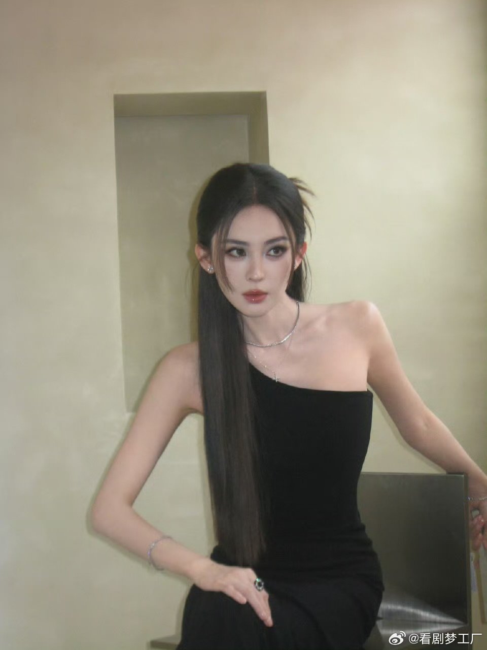 又在用脸杀人了娜扎霓虹灯下的娜扎 又在用脸杀人了娜扎，真的太权威了！ 