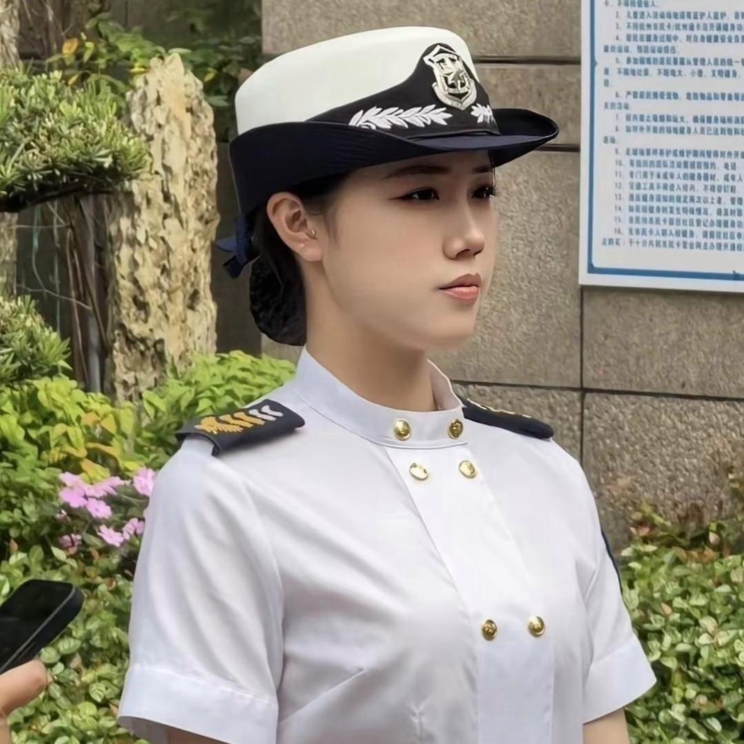 谁能想到，小区保安居然这么亮眼！
 
这位女保安往岗上一站，气质直接惊艳到好多业