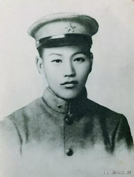 1906年，19岁的蒋介石进入全国陆军速成学堂（保定军校前身）学习炮兵。

一次