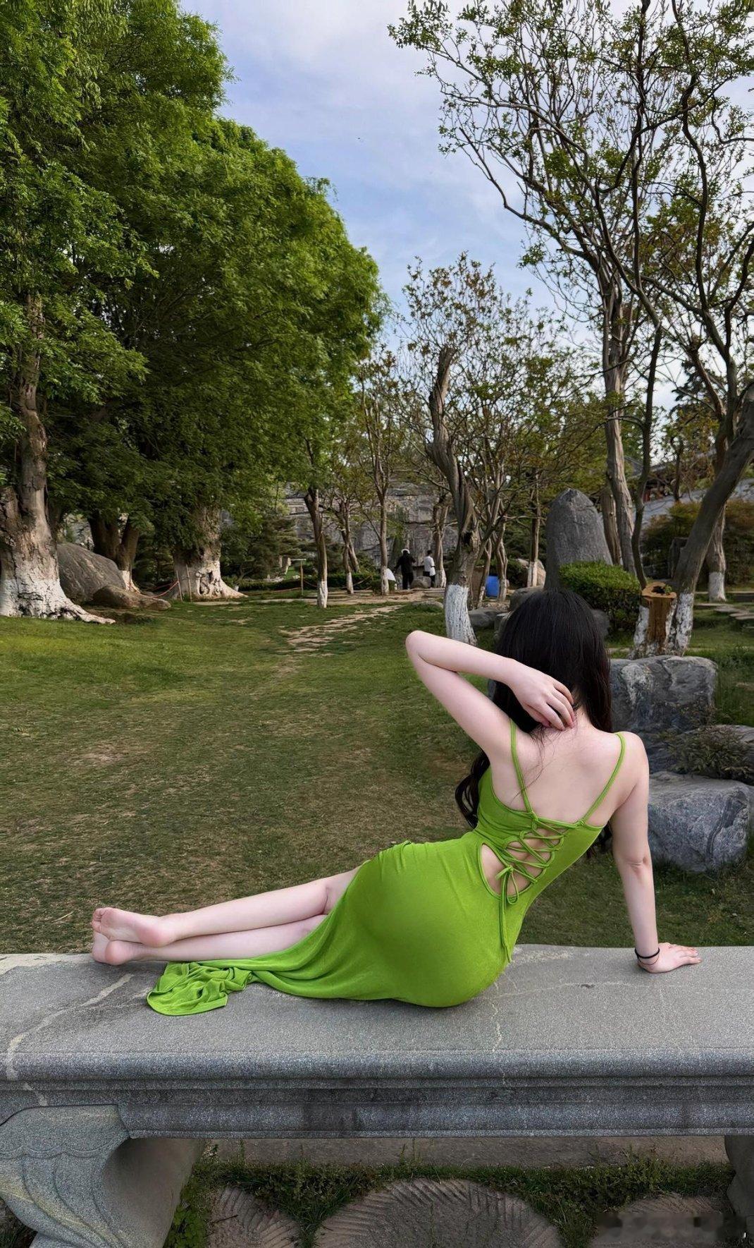 妹妹说今天的穿搭跟户外特别般配