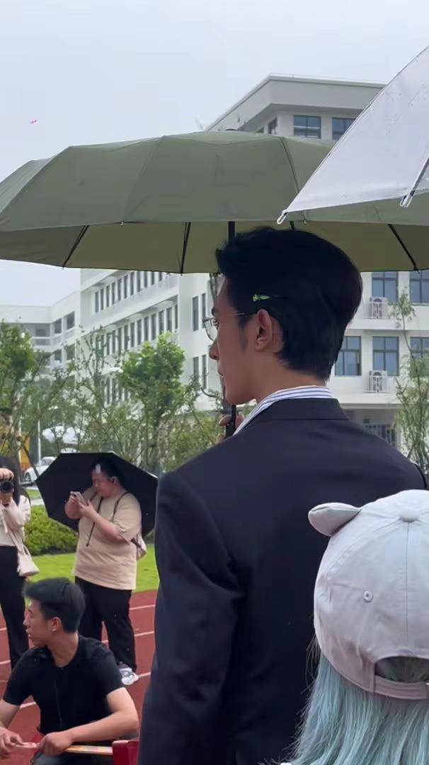 一身利落西装，一柄绿伞遮雨，清冷矜贵，身姿挺拔如松，成熟绅士魅力浑然天成！演员沉