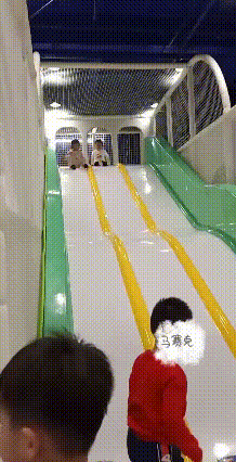 你敢信吗？
      一个从滑梯上飞驰而下的小姑娘，瞥见有人往上爬的瞬间，居然