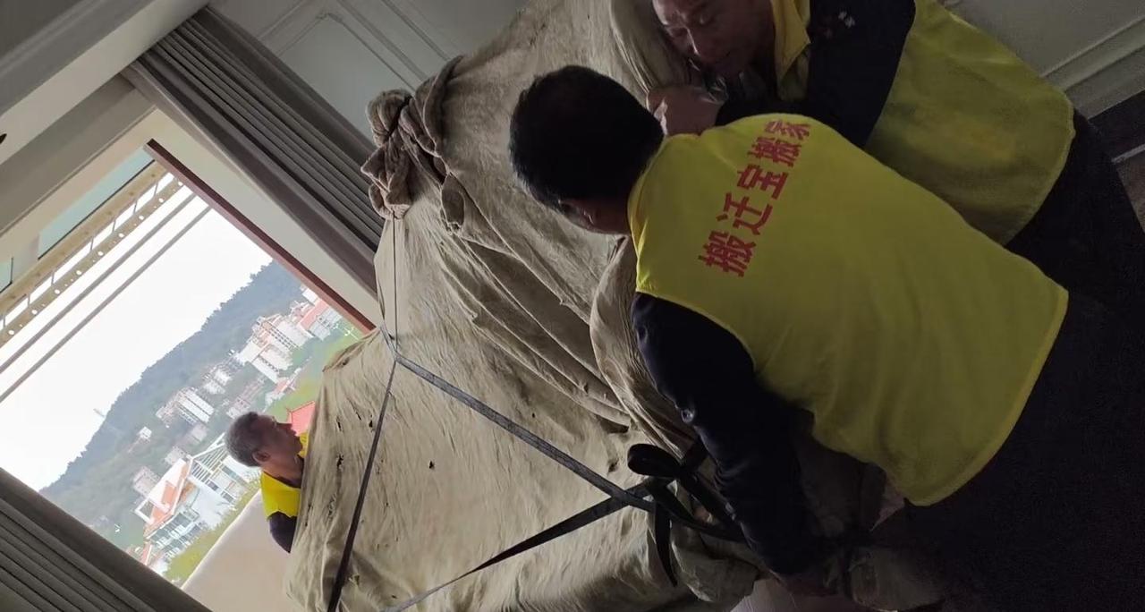 三亚搬家服务 拉货 搬运工
懒人搬家 三亚本地搬家搬运，钢琴搬运，搬行李，搬冰柜