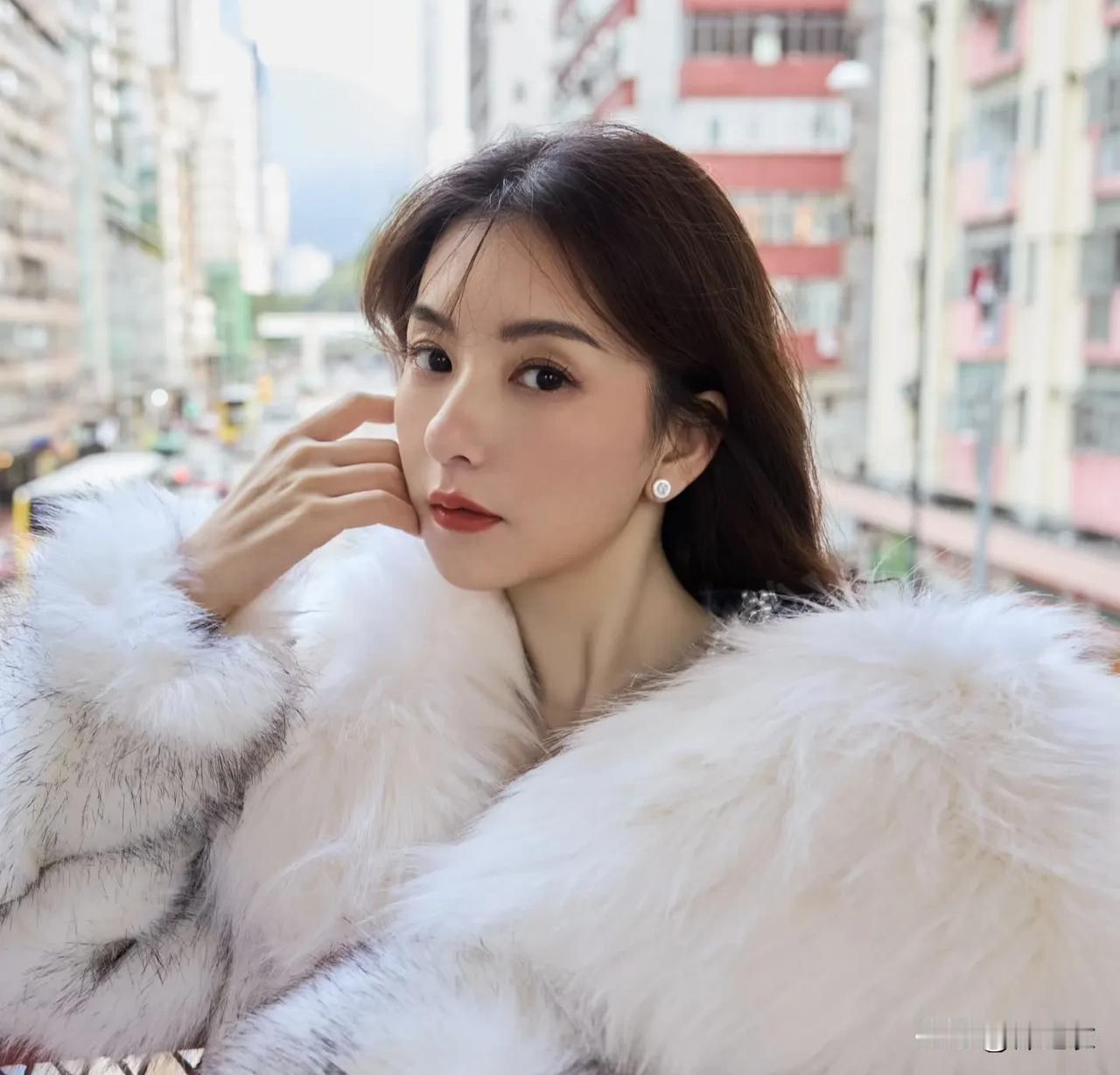 郭富城看上方媛，还能那么快就和她结婚生子，这也说明方媛确实是长得好看呀。

而且