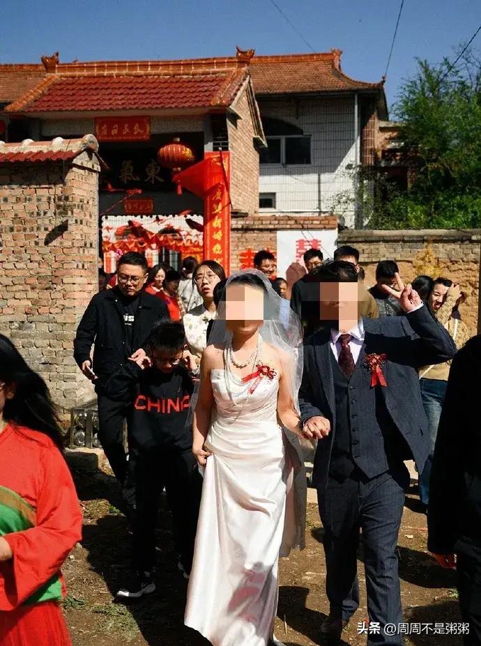 山西长治，一对新人结婚，女方要了18万8的彩礼，却在结婚前把彩礼一分不少退还给了