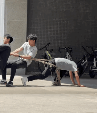 他不但不帮忙，还臀击队友11次，肘击队友8次，干扰队友无数次……