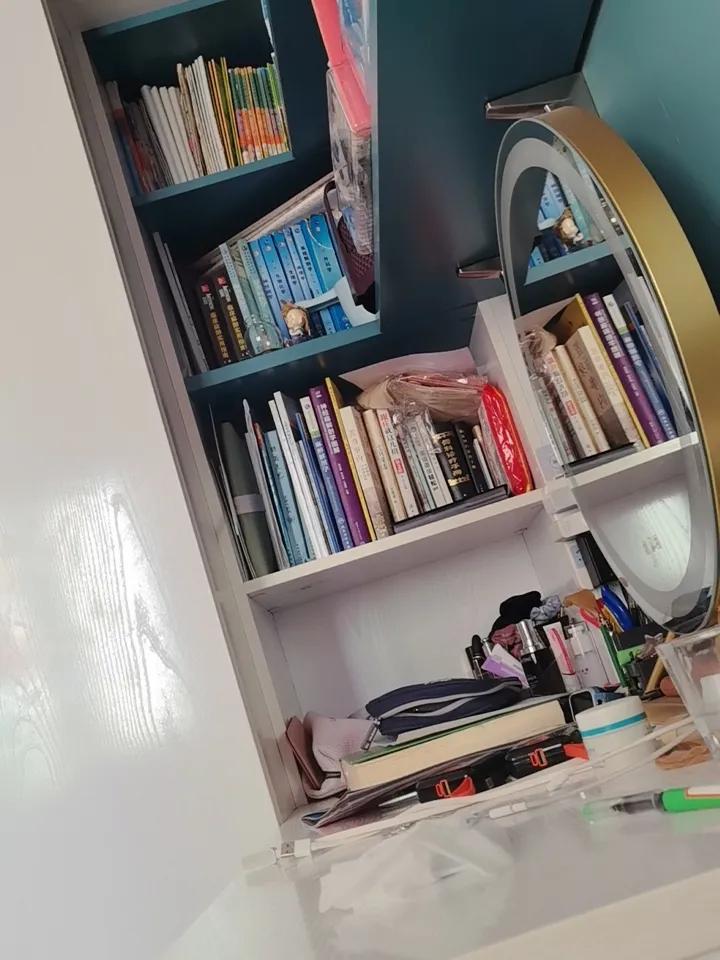 收拾书桌一角，翻出半年前的便签——原来有些心事，早就过期了。