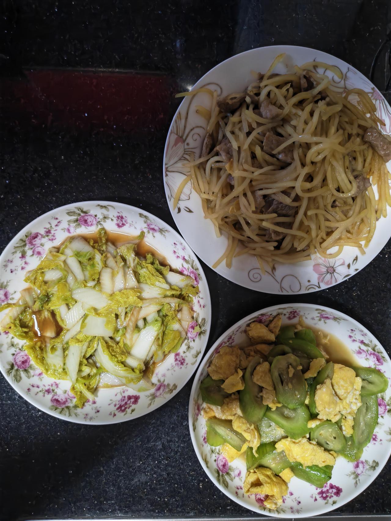 很久没有做饭了，炎热的天气，清淡的炒菜配上一锅霸王花汤，绝了！
