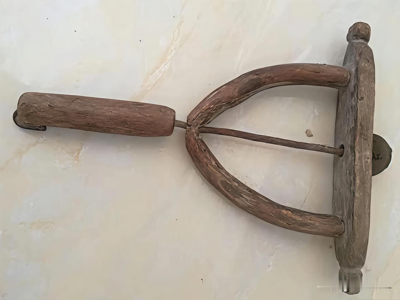 我敢保证这个老物件认识它的人全网不超过10人？它的历史已经很久远了，50岁以下的