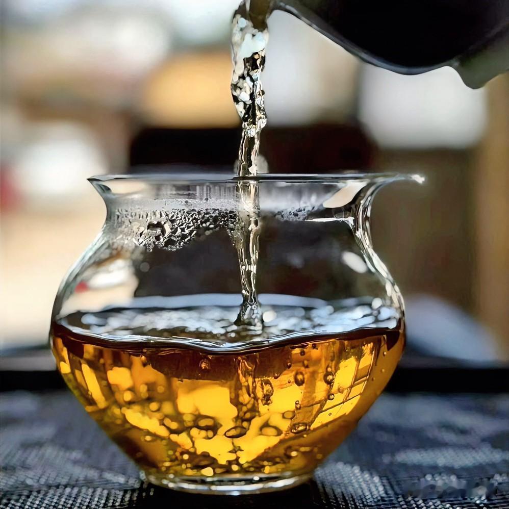 《茶禅拗律》
沸汤倾盏意无涯，叶展青瓷似世途。
半盏清欢心已足，千钟满握味反污。