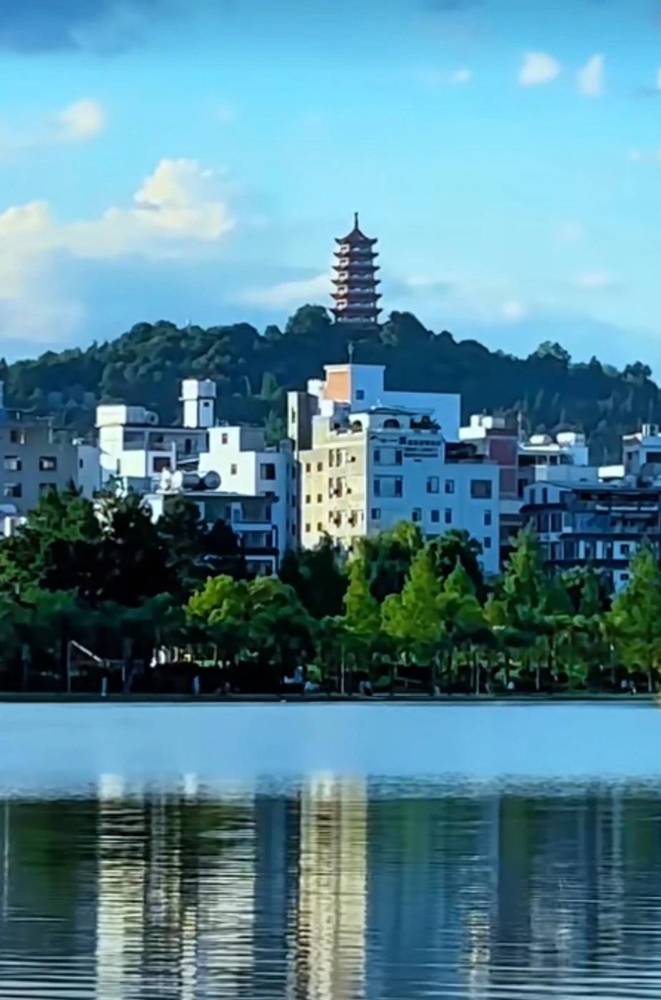 盛夏燥热难耐，藏着不少纳凉宝地。城郊山林绿树成荫，山风裹挟草木清香，溪水潺潺浸走