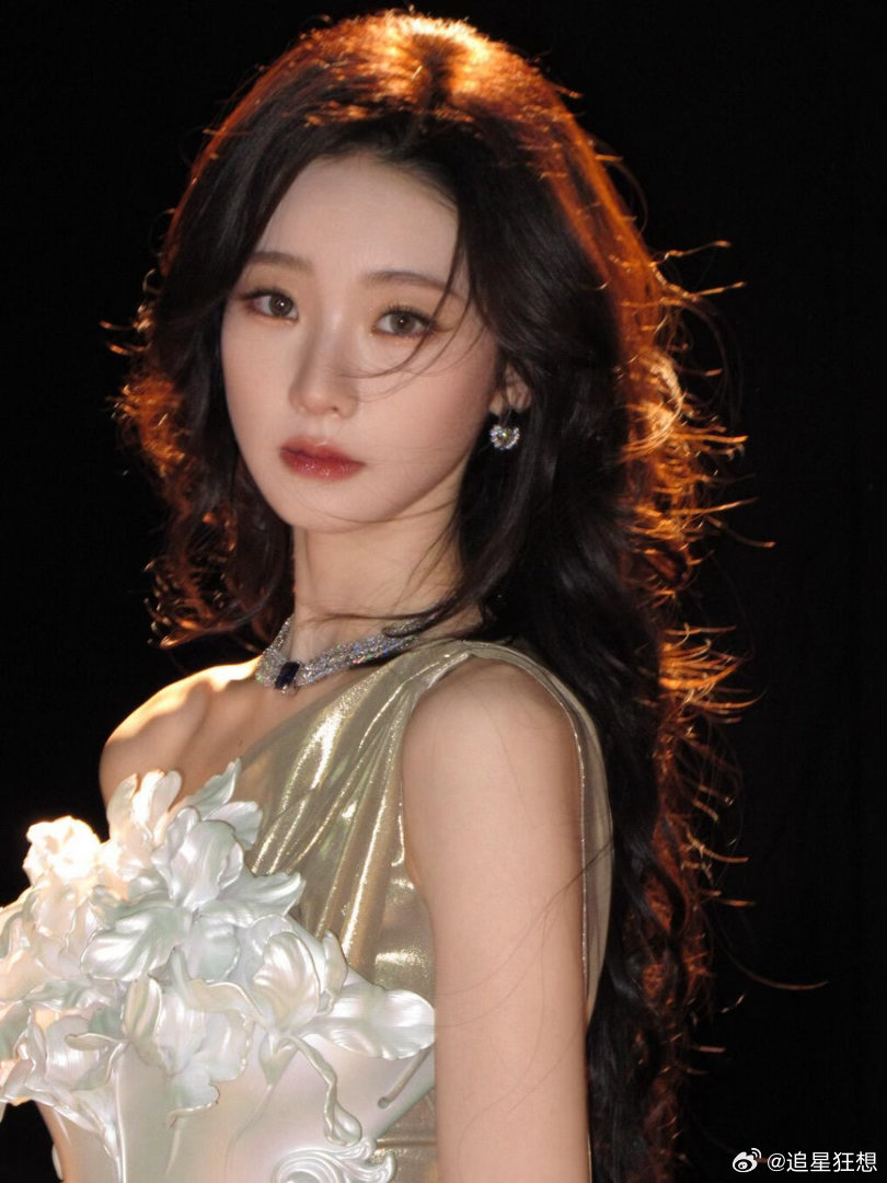 张艺凡从油画里走出的神女张艺凡神女爱世人 谁能拒绝张艺凡的神女造型啊，清冷感和温