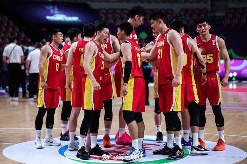 中国男篮最终取胜，小组赛三战全胜直通八强，三场具体比分力：中国男篮93-88沙特