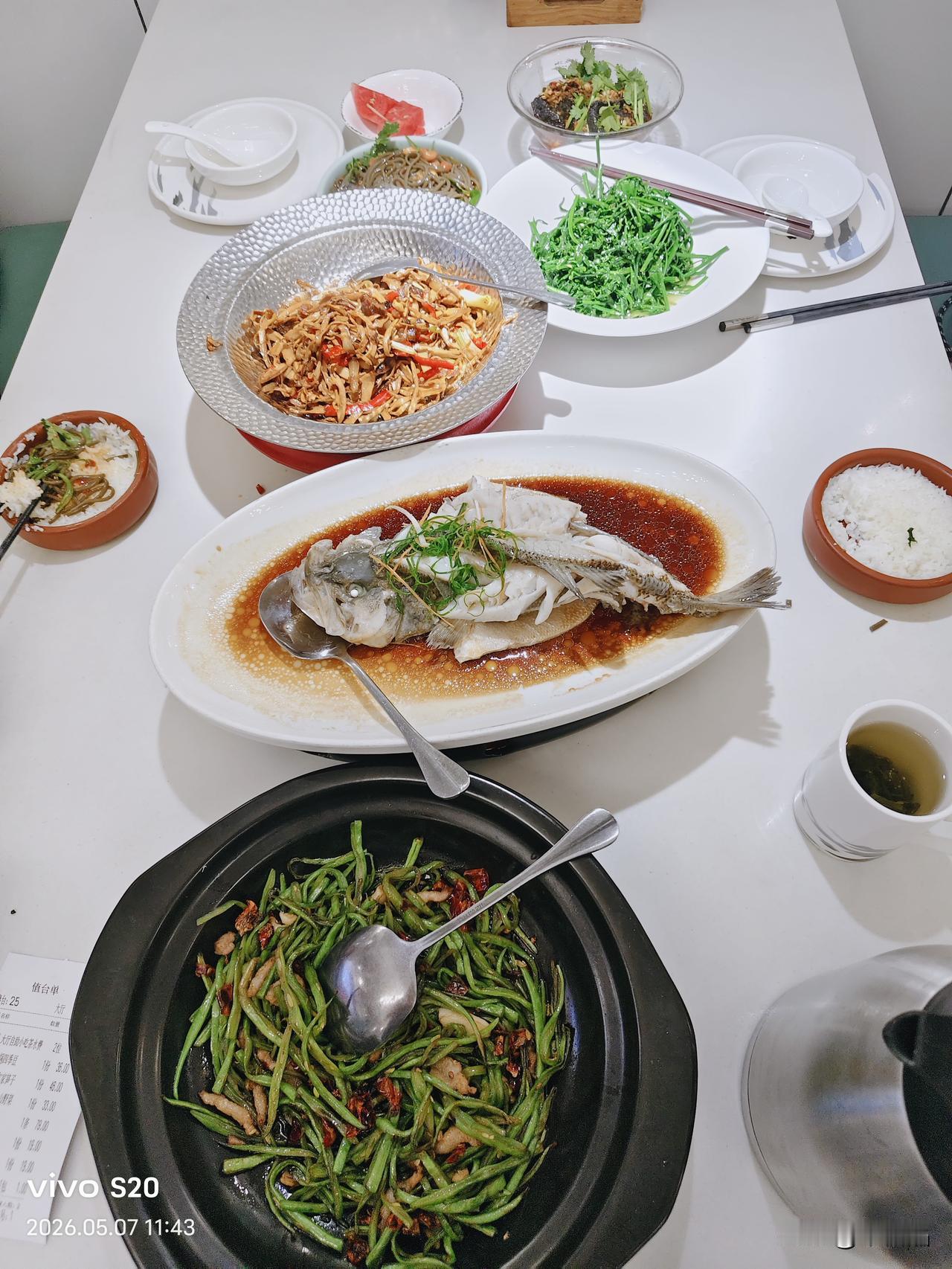 午餐跟闺蜜见面，两个人六个菜，我说您点太多了真吃不完。五指山野菜、清蒸石斑鱼、炸