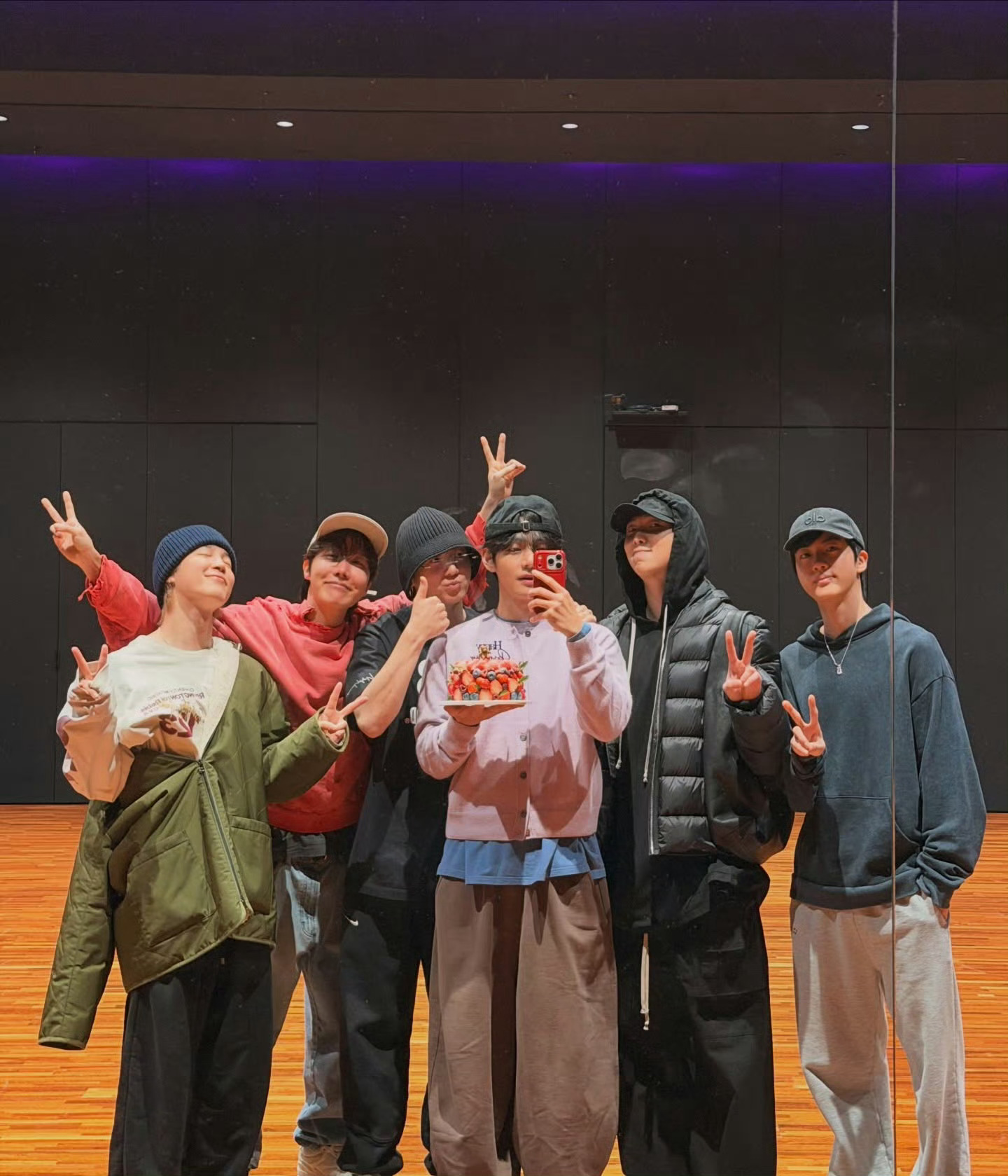 金泰亨好漂亮 边上这几个诗人吗金泰亨唯一公主