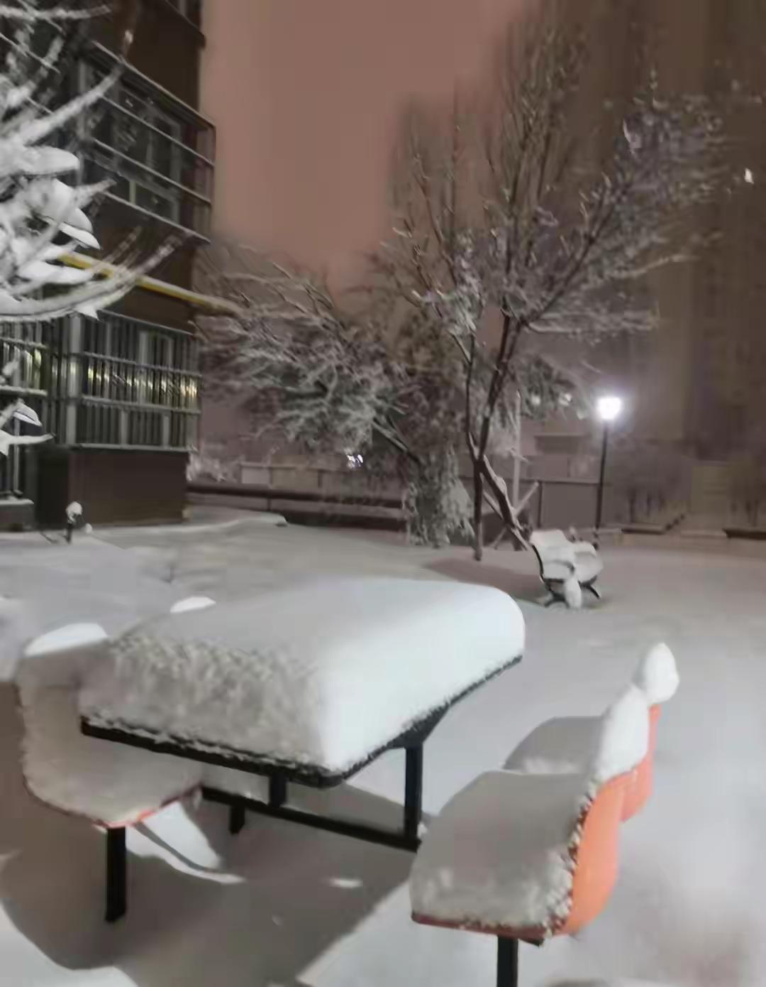 据新疆日报：乌市大雪，新疆天山沿线24小时降水量35.6厘米。同时段全国第一。从