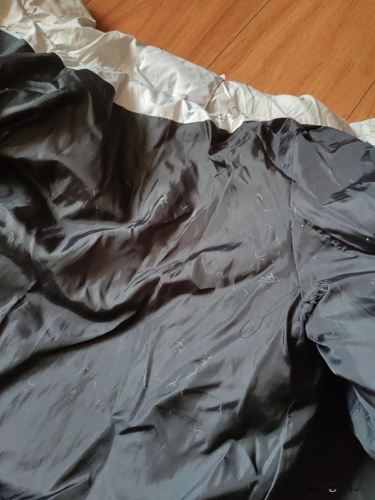 这是淘宝上买的羽绒服，质量太差！这不知道是啥毛，全身沾的都是毛，回家脱衣服，家里