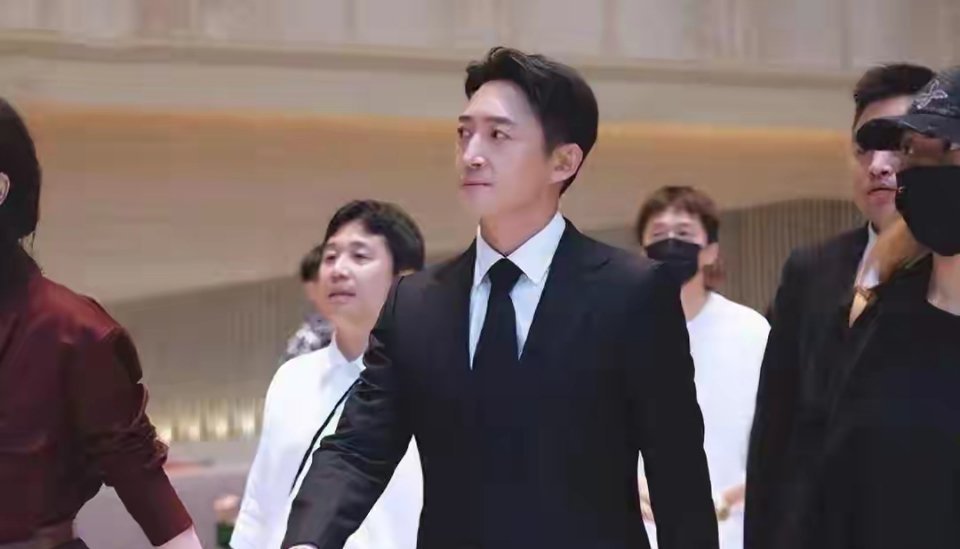 和蒋欣相恋多年，他转身娶了小四岁娇妻，如今妻子和他红透半边天 