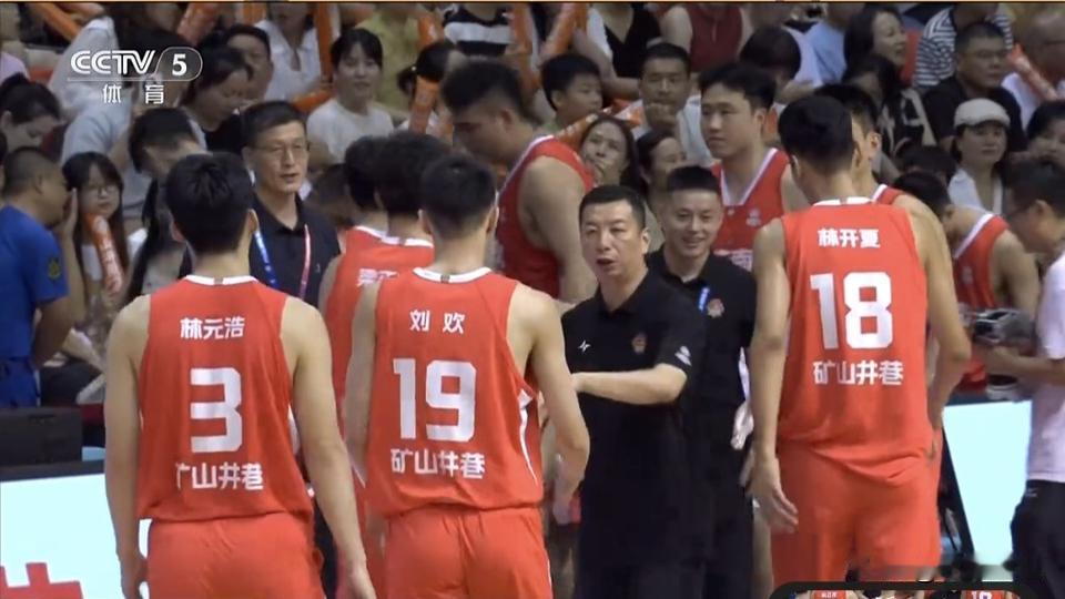 CMG篮球争霸赛半场结束主场作战苍南队53-26大比分领先呼和浩特队。
  北京