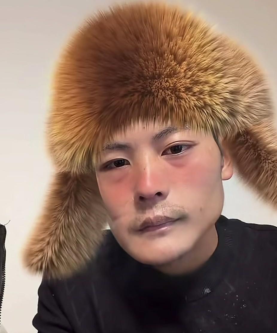 荒野求生，硬是被刀疤哥干成了阿里巴巴，芝麻开门！上次直播赚了100多万，这次他又