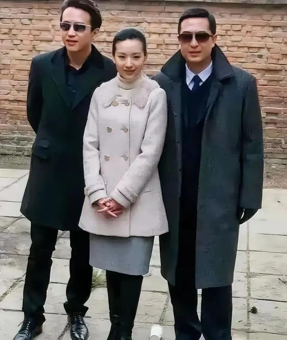 邓超和张嘉译中间的美女是谁？他俩都不敢上手！这两位魅力大叔绝对不是见到姑娘就害羞