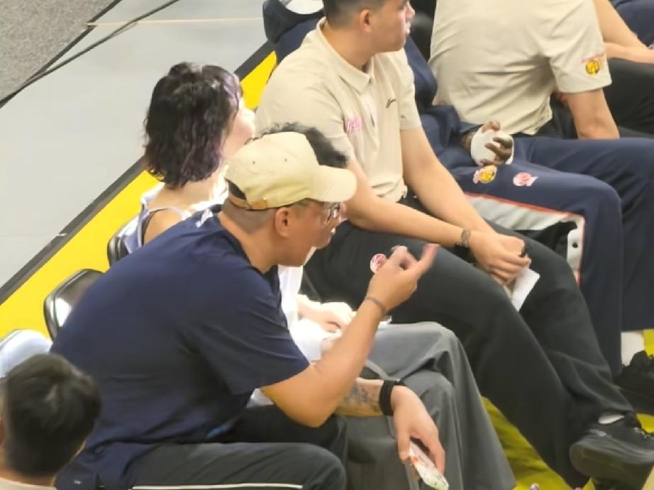 果不其然，朱芳雨真的来到现场督战，他和陈浩峰坐在一起，两人交谈甚欢，朱芳雨边说边