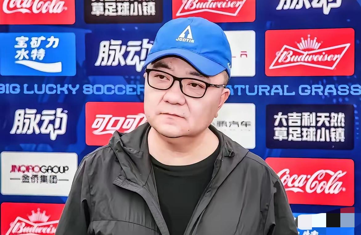 1963万播放的视频里，董路没笑。他说了句硬话：“你骂我对我一点影响都没有。但是