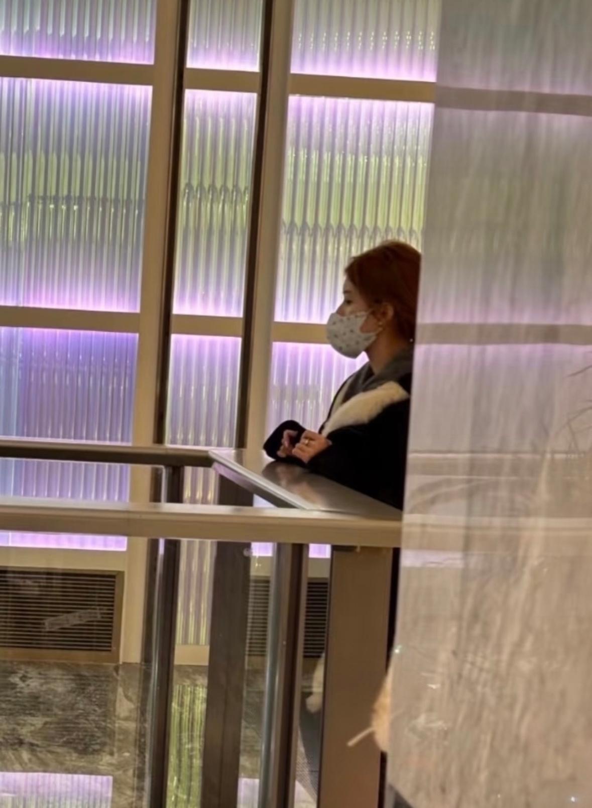 赵露思又被网友偶遇了 