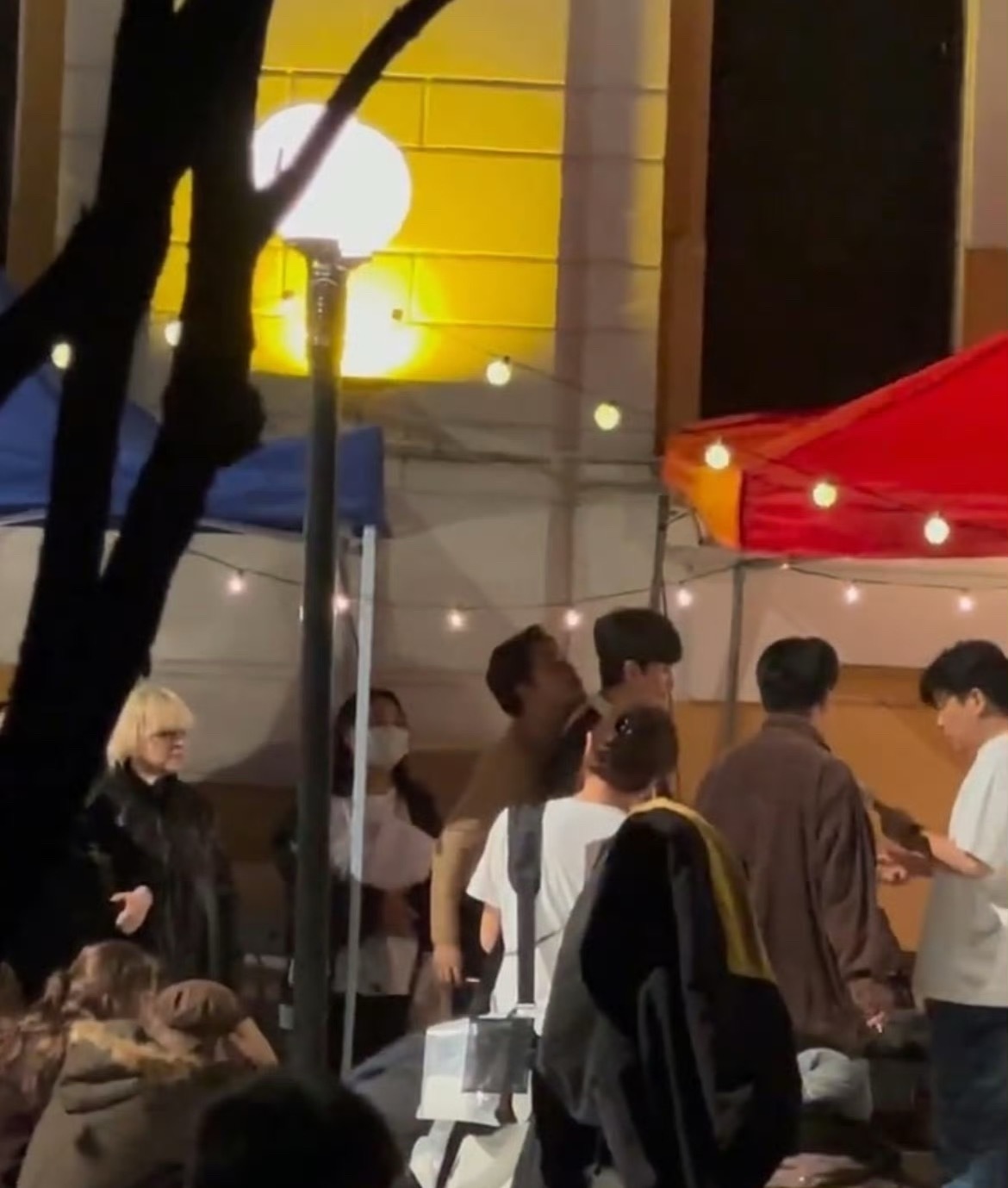 包贝尔对着白宇吐烟包贝尔对着白宇吐烟路透啊🤔这是拍戏要求嘛？还是恶趣味 ​​​