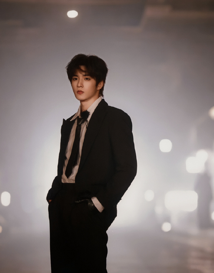 刘耀文45度站姿进化史刘耀文从小就爱45度站姿 刘耀文的站姿真的一直保持45度诶