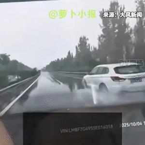 太惊悚了，祝大家一路平安吧。
10月5日，疑似因为雨天路滑，SUV打滑撞向高速公
