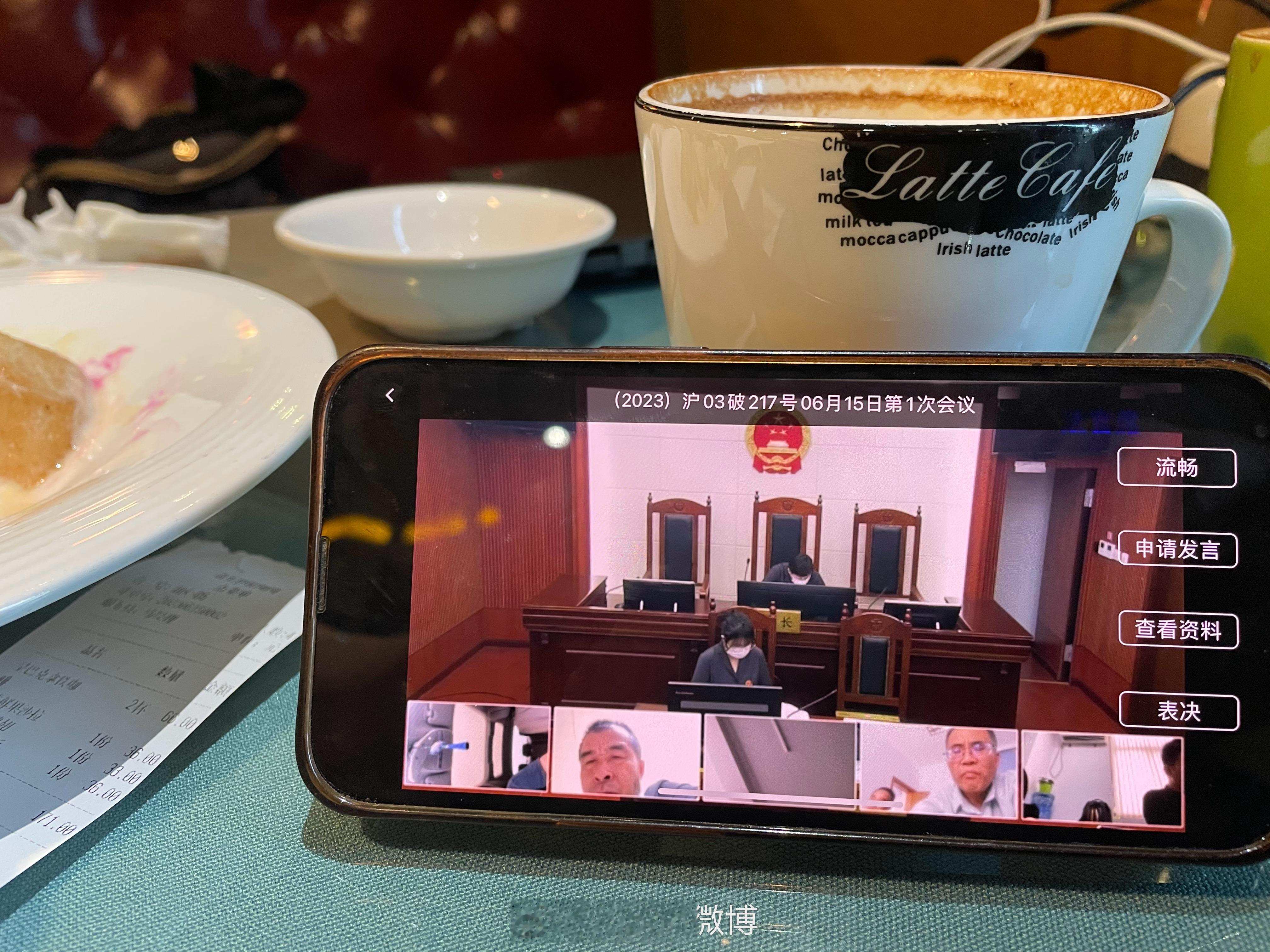 餐厅背景音乐放着“我心依旧”；隔壁桌的哈萨克姑娘们在咯咯说笑；室外，薰衣草开遍满