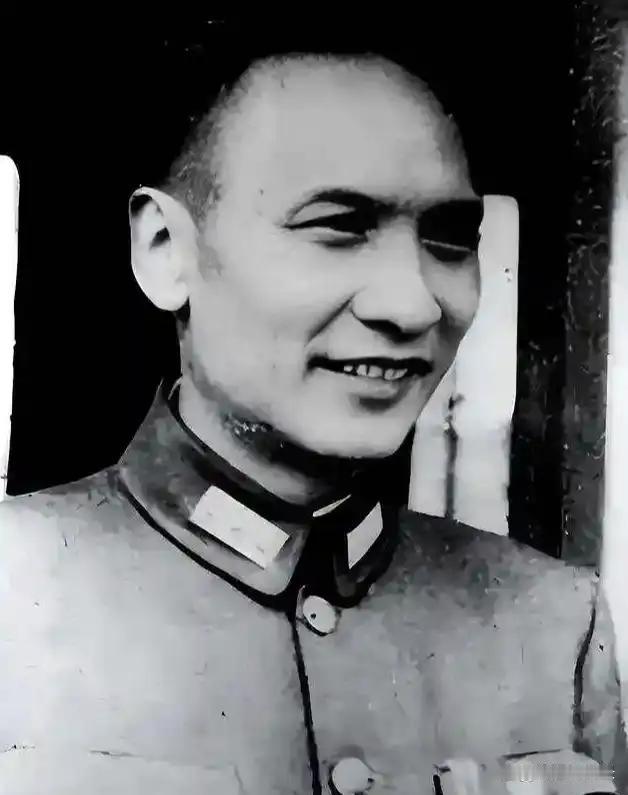 1949年冬天的昆明，空气中弥漫着战后残存的沉重与不安。那年12月，正值中国大地