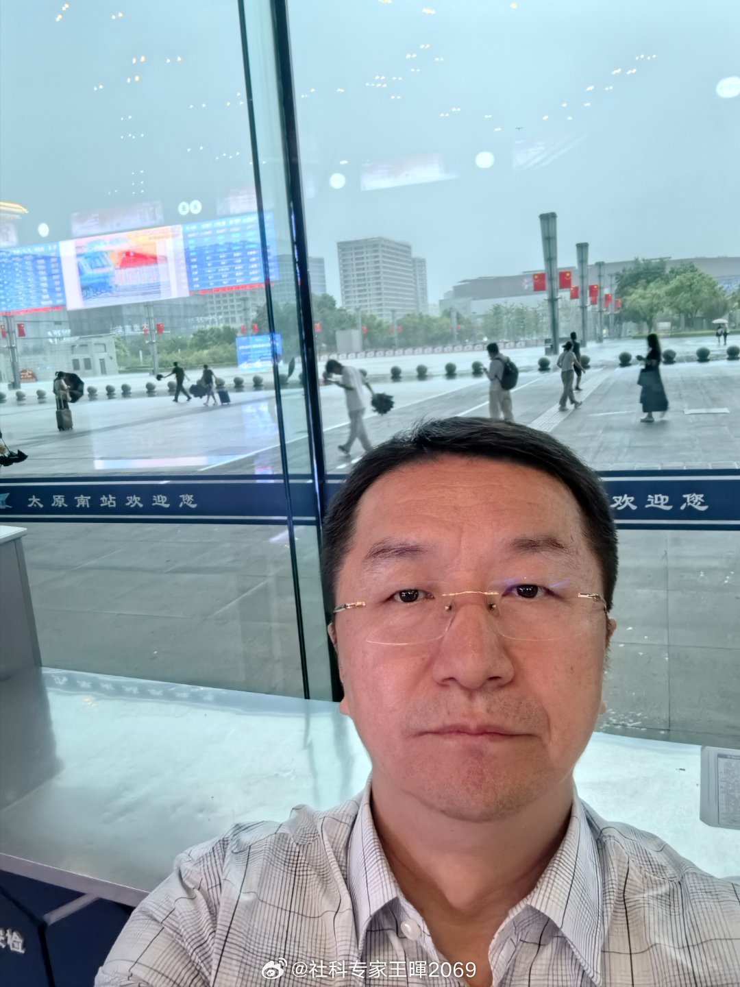感谢组委会派大巴把我们送到了太原南站，无缝对接地完美避开了瓢泼大雨与冰雹 太原·